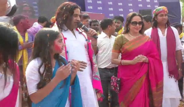 dream girl Hema Malini celebrates holi at Vrindavan