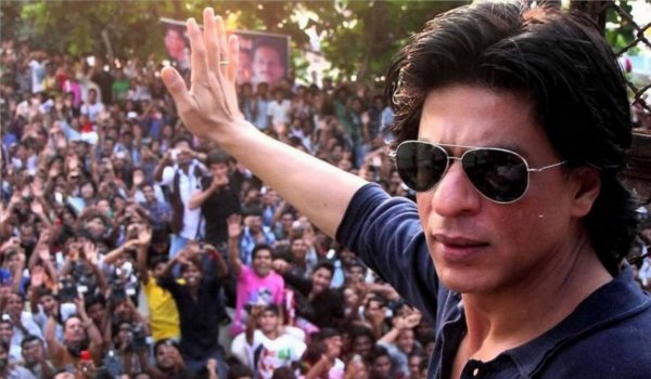 मुंबई में शाहरुख खान के 25 साल पूरे मुंबई में शाहरुख खान के 25 साल पूरे