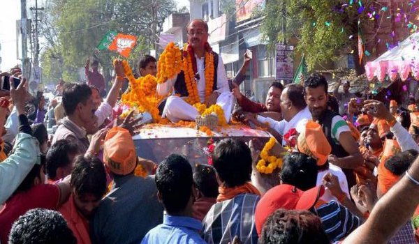 होली पर फिल्मी गीतों पर थिरके संभावित डिप्टी सीएम सिद्धार्थनाथ सिंह होली पर फिल्मी गीतों पर थिरके संभावित डिप्टी सीएम सिद्धार्थनाथ सिंह