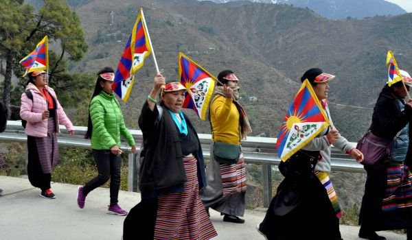 राष्ट्रीय विद्रोह की 58वीं वर्षगांठ पर तिब्बती महिलाओं ने निकाली रैली