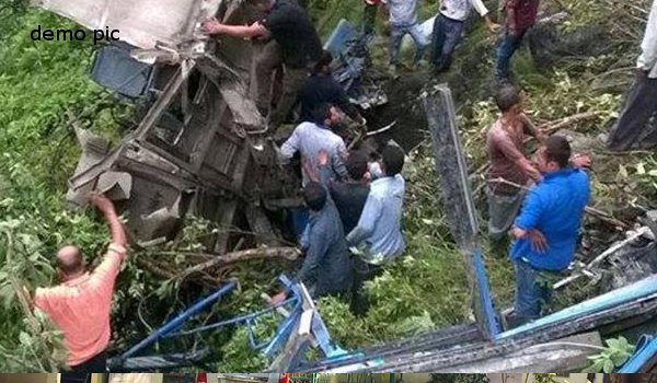 पर्यटक बस खाई में पलटी, 10 की मौत, 25 से अधिक घायल पर्यटक बस खाई में पलटी, 10 की मौत, 25 से अधिक घायल
