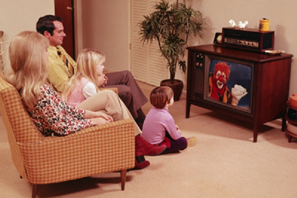 बच्चों को टीवी देखने और मोबाइल यूज करने कौनसा खतरा जानिए?
