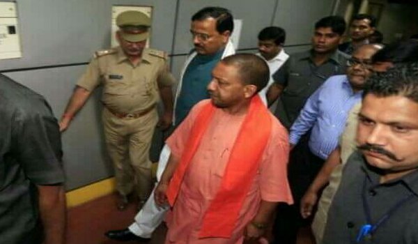 सीएम आदित्यनाथ दिखे एक्शन में, एनेक्सी का किया औचक निरीक्षण सीएम आदित्यनाथ दिखे एक्शन में, एनेक्सी का किया औचक निरीक्षण