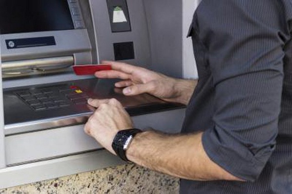 ATM में फंसा कार्ड , यह है कारण और उपाय, बरतें एतियात