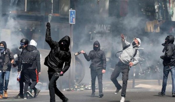 फ्रांस राष्ट्रपति चुनाव : मैक्रों, ला पेन के विरोध में युवाओं का हिंसक प्रदर्शन