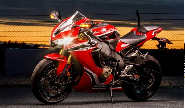 Honda CBR 1000 RR Fireblade की बुकिंग शुरू