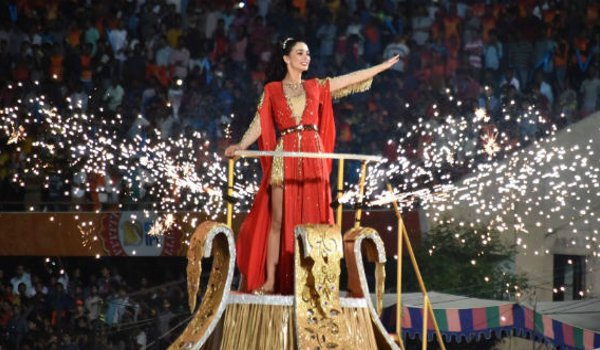 धुरंधरों के सम्मान के साथ शुरू हुआ तमाशाई क्रिकेट का जलसा धुरंधरों के सम्मान के साथ शुरू हुआ तमाशाई क्रिकेट का जलसा