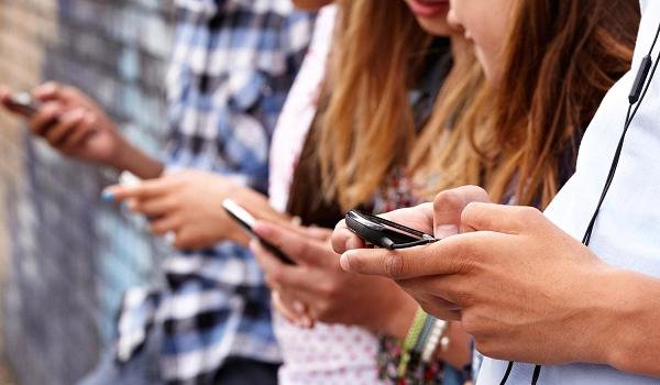 Instagram, Snapchat More popular among US teen than Facebook