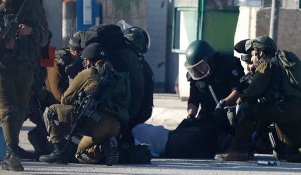 वेस्ट बैंक में फिलिस्तीनी महिला ने इजराइली सैनिक को चाकू घोंपा