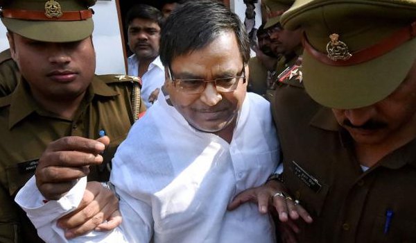 रेप मामले में गायत्री प्रजापति को मिली जमानत रेप मामले में गायत्री प्रजापति को मिली जमानत