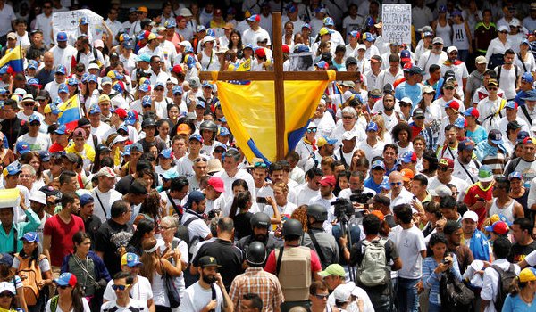 वेनेजुएला में हिंसा में मारे गए लोगों के सम्मान में विपक्ष ने निकाला मार्च