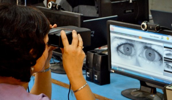 आधार प्रमाणीकरण के लिए आंखों की पुतली ज्यादा भरोसेमंद आधार प्रमाणीकरण के लिए आंखों की पुतली ज्यादा भरोसेमंद
