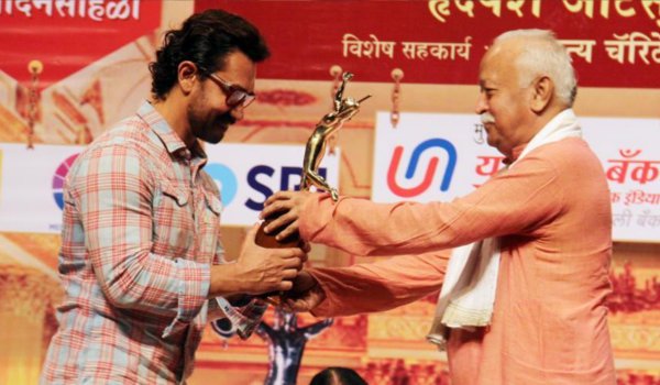 आमिर खान को RSS प्रमुख ने दीनानाथ मंगेशकर पुरस्कार से नवाजा आमिर खान को RSS प्रमुख ने दीनानाथ मंगेशकर पुरस्कार से नवाजा