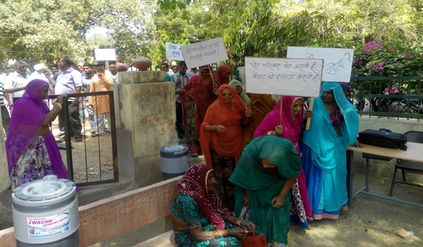 चिकित्सक एपीओ प्रकरणः भाजपा पदाधिकारियों के इस्तीफे की चेतावनी के बाद महिलाओं का प्रदर्शन