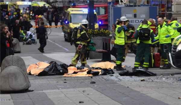आतंकी हमला : स्वीडन स्टॉकहोम के स्टोर में घुसा ट्रक, 4 की मौत