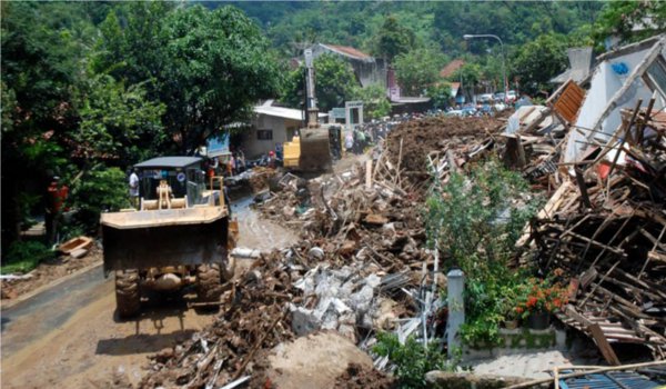 इंडोनेशिया के जावा में बारिश से हुए भूस्खलन से 11 मरे