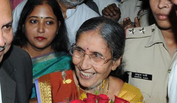 पीएम मोदी की पत्नी यशोदा बेन पटना पहुंचीं पीएम मोदी की पत्नी यशोदा बेन पटना पहुंचीं