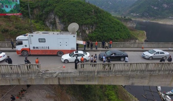 चीन में बस पुल से नीचे गिरी, 13 लोगों की मौत
