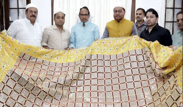 मध्यप्रदेश के मुख्यमंत्री चौहान की ओर से दरगाह में चादर पेश मध्यप्रदेश के मुख्यमंत्री चौहान की ओर से दरगाह में चादर पेश