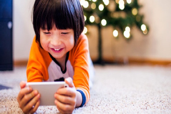 बच्चों में बढ़ रही स्मार्टफोन की लत, करना पड़ेगा उनकी इस आदत का इलाज