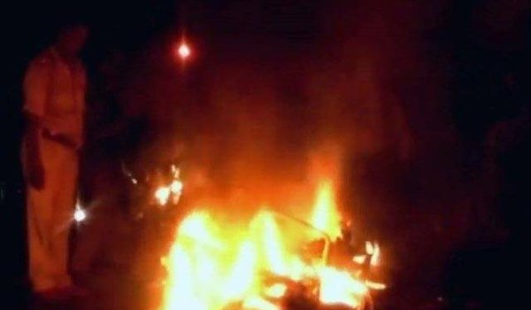 आगरा : हिंदुत्व कार्यकर्ताओं ने आगरा में पुलिस पर हमला किया आगरा : हिंदुत्व कार्यकर्ताओं ने आगरा में पुलिस पर हमला किया