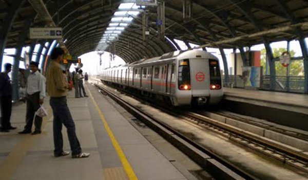 दिल्ली में मेट्रो ट्रेन के आगे कूदकर युवती ने दी जान