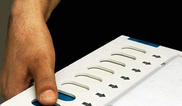 MCD elections : 54 फीसदी मतदान, कुछ जगह EVM में गड़बड़ी