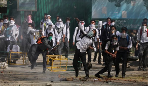 कश्मीर : विद्यार्थियों के विरोध प्रदर्शन से घाटी में तनाव