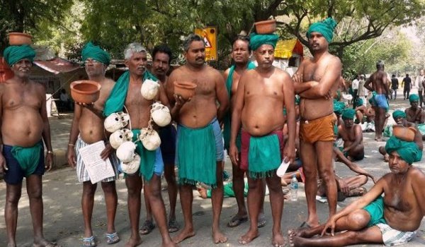 दिल्ली में अनशन पर बैठे किसानों ने 25 मई तक प्रदर्शन टाला दिल्ली में अनशन पर बैठे किसानों ने 25 मई तक प्रदर्शन टाला