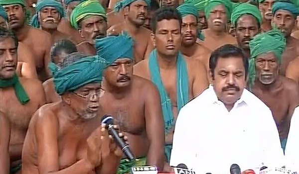 जंतर-मंतर पर प्रदर्शनकारी किसानों से मिले तमिलनाडु के मुख्यमंत्री