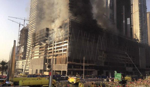 दुबई में बुर्ज खलीफा के पास 60 मंजिला टावर में आग लगी