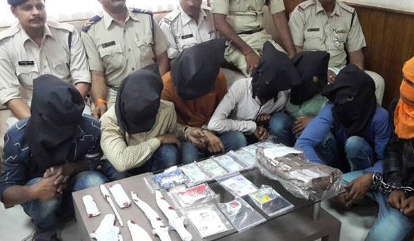 मध्यप्रदेश में महिला को चलती ट्रेन से फेंका, 5 अरेस्ट मध्यप्रदेश में महिला को चलती ट्रेन से फेंका, 5 अरेस्ट