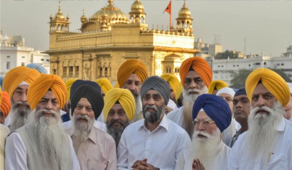 कनाडा के रक्षा मंत्री हरजीत सिंह ने स्वर्ण मंदिर में मत्था टेका