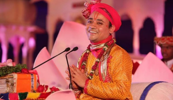 गौमाता पूजन कर दिया ठाकुरजी को कथा में आने का निमंत्रण गौमाता पूजन कर दिया ठाकुरजी को कथा में आने का निमंत्रण
