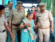 प्रधानमंत्री मोदी की पत्नी ने मथुरा मंदिर में किए दर्शन प्रधानमंत्री मोदी की पत्नी ने मथुरा मंदिर में किए दर्शन