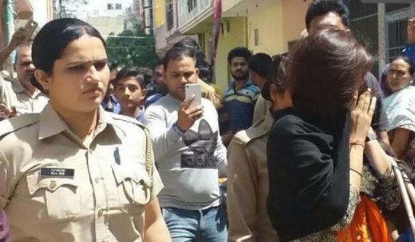 लव जेहाद बता प्रेमी जोड़े को घसीटकर पहुंचाया थाने, पुलिस मौन