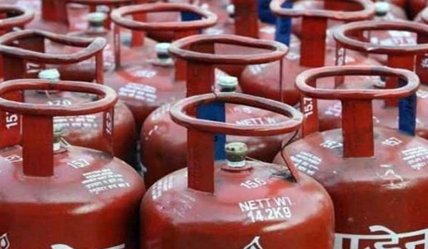 Good News : रसोई गैस सिलेंडर और विमान ईंधन सस्ता Good News : रसोई गैस सिलेंडर और विमान ईंधन सस्ता