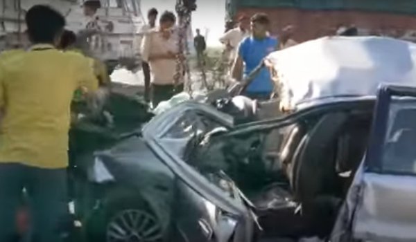 पाली : ट्रेलर में घुसी कार, 3 सगे भाइयों सहित 4 लोगों की मौत