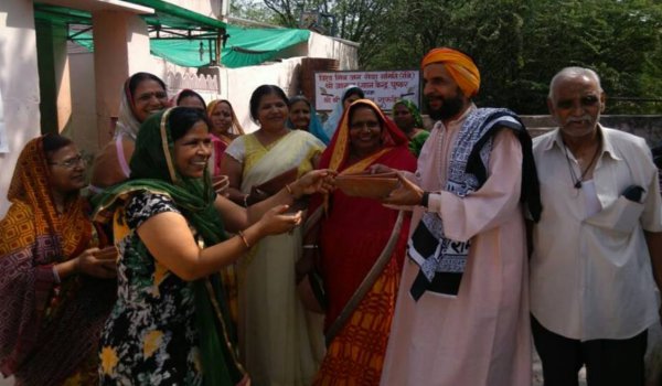 पलटन बाजार में विजयवर्गीय महिला मंडल ने वितरित किए परिण्डे पलटन बाजार में विजयवर्गीय महिला मंडल ने वितरित किए परिण्डे