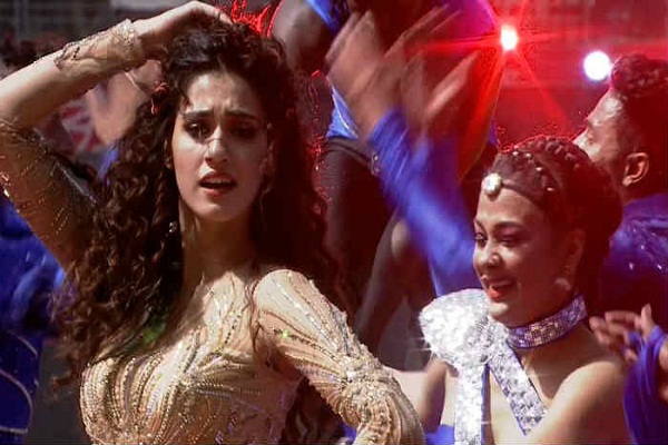 IPL 10: में दिशा पाटनी का यह डांस देखकर आप भी रह जाएंगे दंग IPL 10: में दिशा पाटनी का यह डांस देखकर आप भी रह जाएंगे दंग