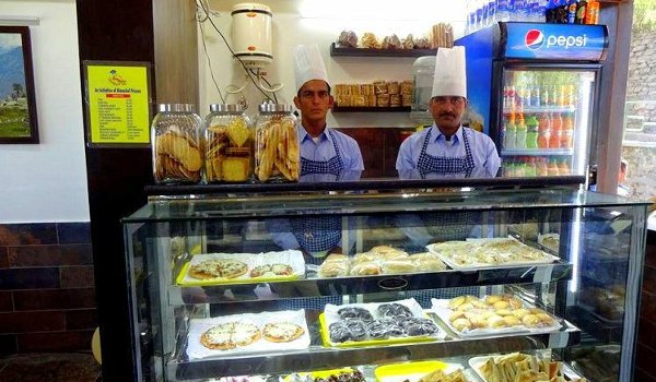 prisoners serve pizza in Shimla cafe