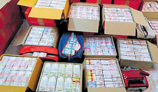 100 करोड़ रुपए का कालाधन : देश में 50 स्थानों पर आयकर छापेमारी 100 करोड़ रुपए का कालाधन : देश में 50 स्थानों पर आयकर छापेमारी