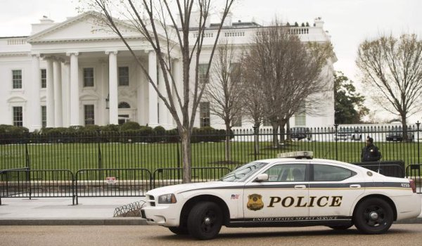 White House की सुरक्षा में चूक, गुप्तचर विभाग के 2 अधिकारी निलंबित White House की सुरक्षा में चूक, गुप्तचर विभाग के 2 अधिकारी निलंबित