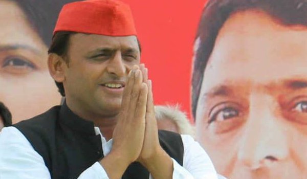 भगवा गमछा बांधकर थानों में घुस रही सरकार : अखिलेश भगवा गमछा बांधकर थानों में घुस रही सरकार : अखिलेश