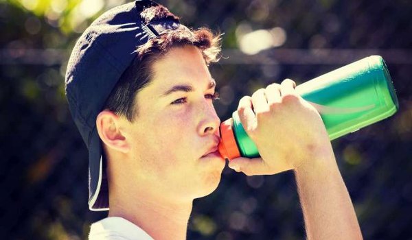 किशोर एथलीट्स के लिए स्पोर्टर्स ड्रिंक्स से बेहतर है पानी