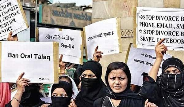 हिंदू महिला को तीन तलाक से अलग रखने की आग्रह वाली याचिका खारिज हिंदू महिला को तीन तलाक से अलग रखने की आग्रह वाली याचिका खारिज