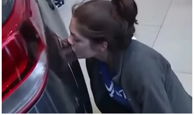 इस महिला ने 50 घंटे तक कार को किया KISS, जानें क्या मिला ईनाम