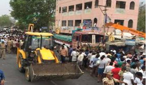 आंध्र प्रदेश : बेकाबू ट्रक की चपेट में आने से 14 की मौत, 24 घायल
