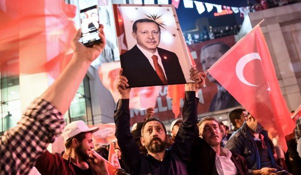 तुर्की में हुए जनमत संग्रह में राष्ट्रपति रेसेप तईप एर्दोगन जीते