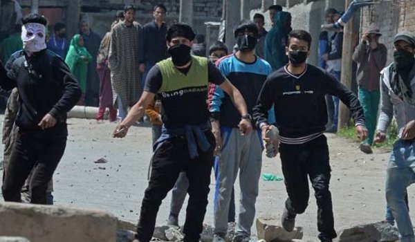कश्मीर में फिर भड़की हिंसा, अनंतनाग उप-चुनाव 25 मई तक के लिए स्थगित